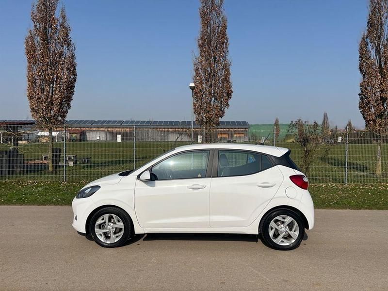 Gebraucht Hyundai i10 Trend 84 PS (61 kW) 2022 Weiß Kleinwagen