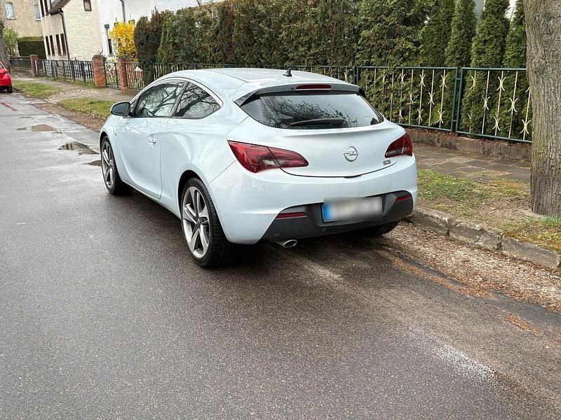 Usata Opel Astra 2012 Coupé