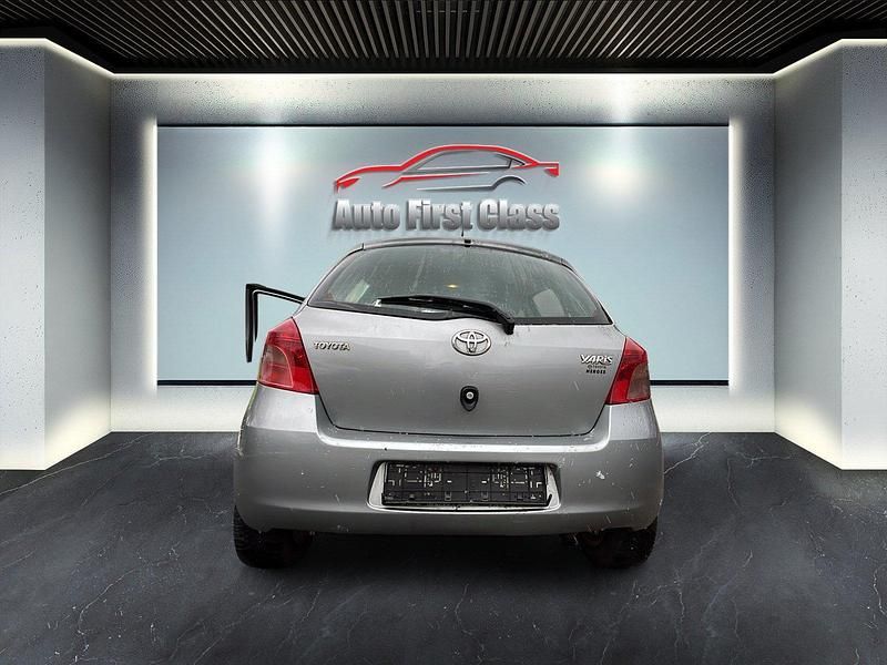 Gebraucht Toyota Yaris 90 PS (66 kW) 2008 Grau Kleinwagen