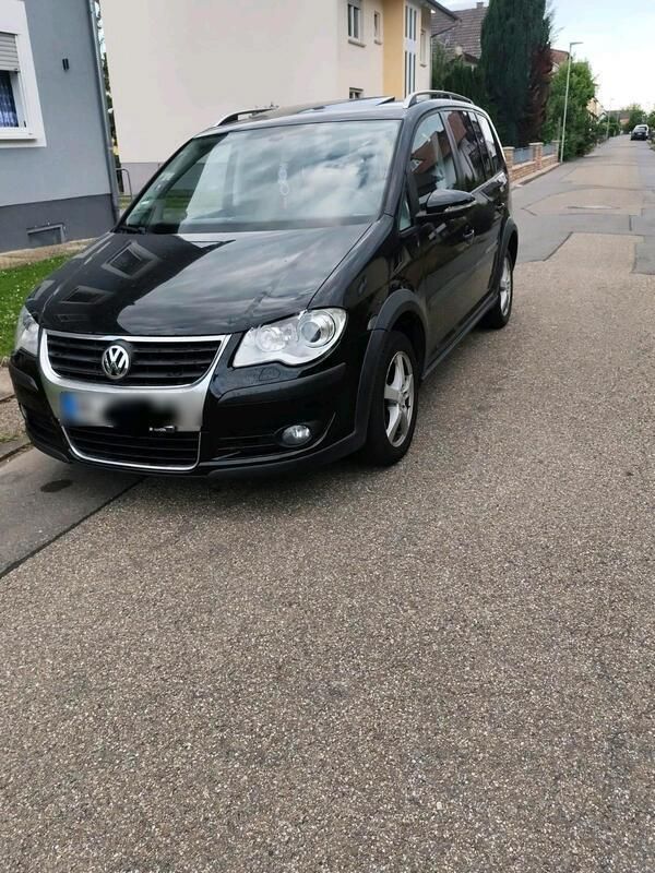 Schwarz Gebraucht 2010 VW Touran Cross Van / Kleinbus | 6.400 € (Fairer Preis) - Bild 1/4