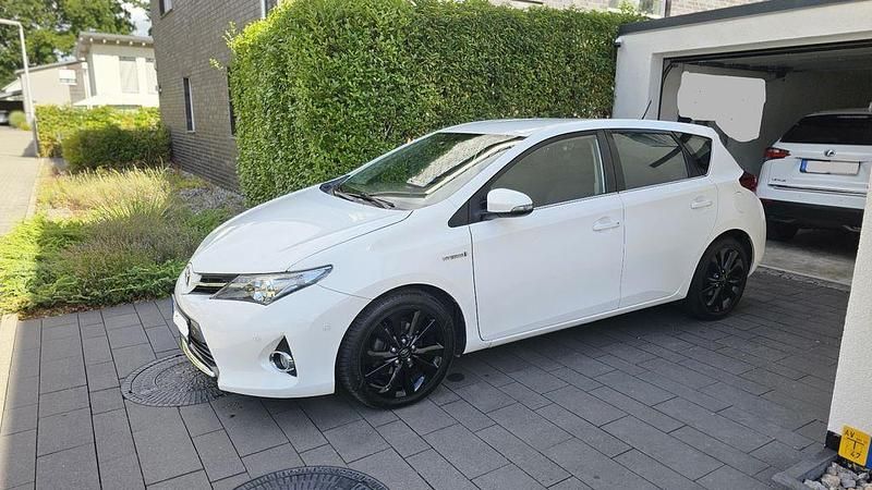 Weiß Gebraucht 2013 Toyota Auris Hybrid Edition Limousine | 9.500 € (Fairer Preis) - Bild 1/4