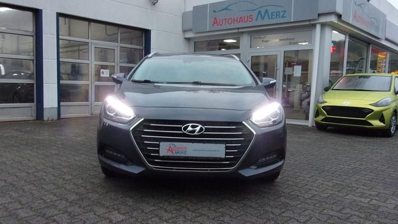 Gebraucht Hyundai i40 Style 165 PS (121 kW) 2017 Blau Kombi