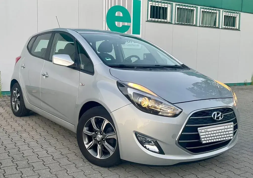 Gebraucht Hyundai ix20 125 PS (91 kW) 2017 Silber Kleinwagen