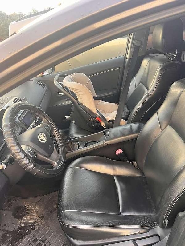 Gebraucht Toyota Avensis Executive 126 PS (92 kW) 2012 Kombi