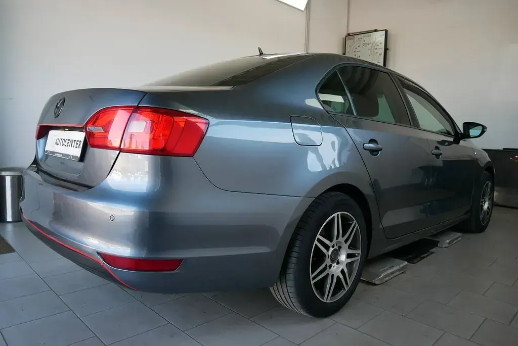 Używany VW Jetta Match 122 KM (89 kW) 2012 Szary Sedan/Limuzyna