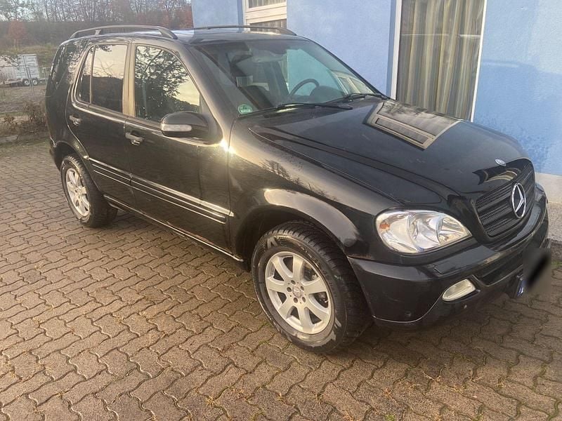 Second-hand Mercedes ML270 163 CP (119 kW) 2002 Negru SUV