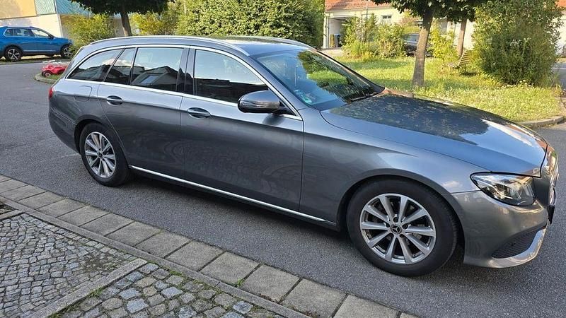 Grau Gebraucht 2017 Mercedes E200 Avantgarde Limousine | 22.998 € (Guter Preis) - Bild 1/4
