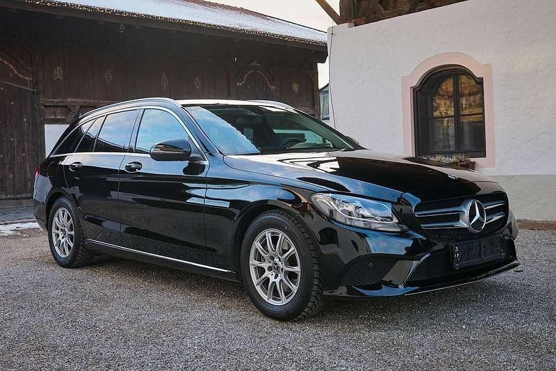 Schwarz Gebraucht 2020 Mercedes C220 Avantgarde Kombi | 22.900 € (Superpreis) - Bild 1/4