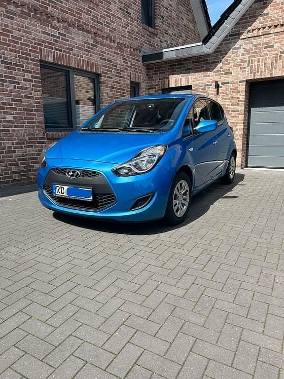 Blau Gebraucht 2016 Hyundai ix20 Van / Kleinbus | 8.499 € (Fairer Preis) - Bild 1/4