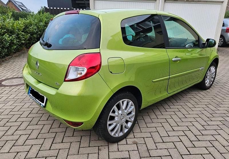 Używany Renault Clio II Dynamique 103 KM (75 kW) 2011 Zielony Sedan/Limuzyna