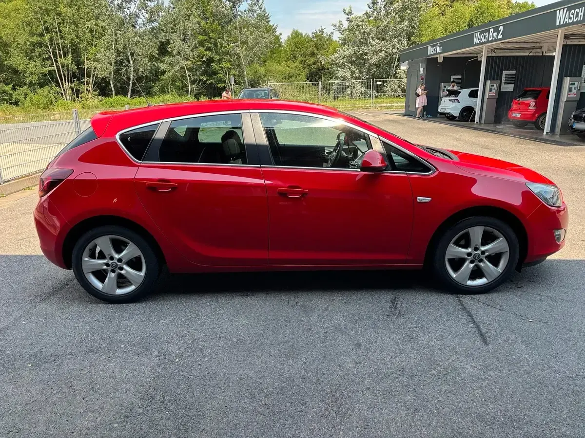 Gebraucht Opel Astra 140 PS (102 kW) 2011 Rot Limousine