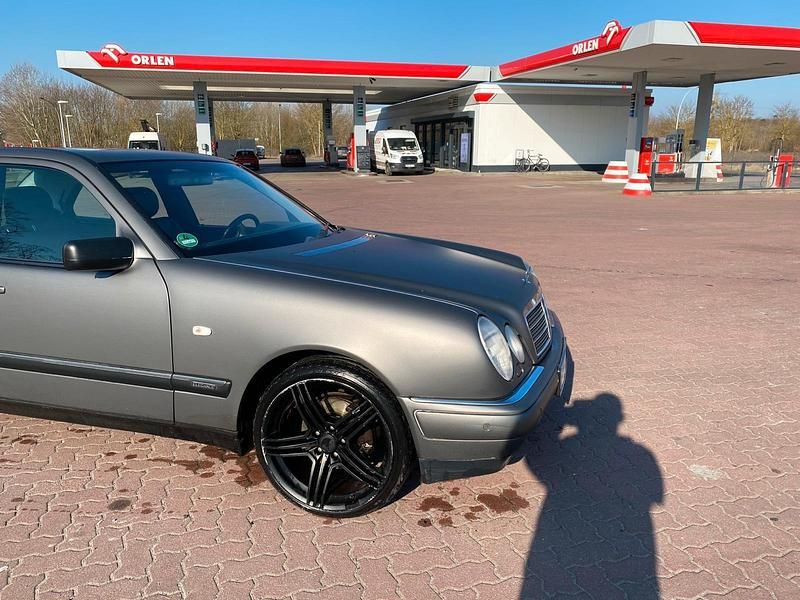 Grau Gebraucht 1999 Mercedes E240 Elegance Limousine | 1.850 € - Bild 1/4