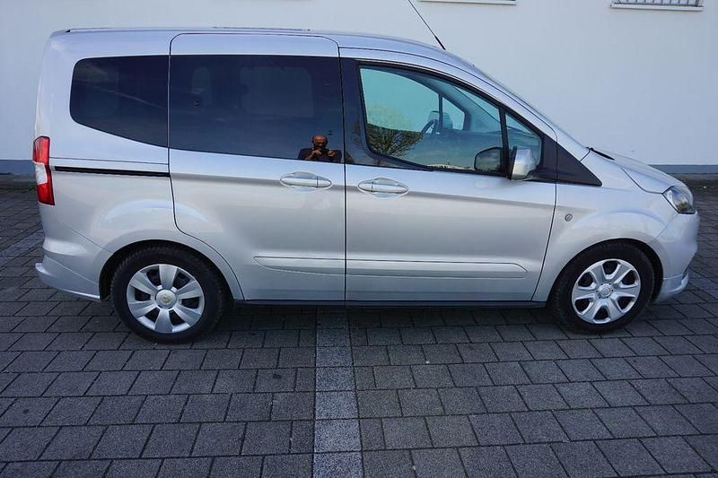 Gebraucht Ford Tourneo Courier Titanium 101 PS (74 kW) 2020 Silber Van / Kleinbus