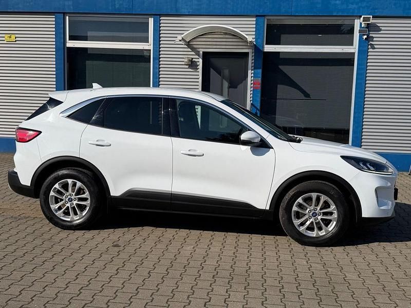 Gebraucht Ford Kuga Titanium 120 PS (88 kW) 2022 Weiß SUV