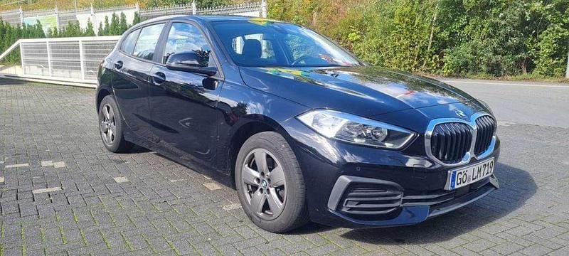 Schwarz ii/bonnet fluid black Gebraucht 2020 BMW 116 Advantage Kleinwagen | 15.900 € (Fairer Preis) - Bild 1/4