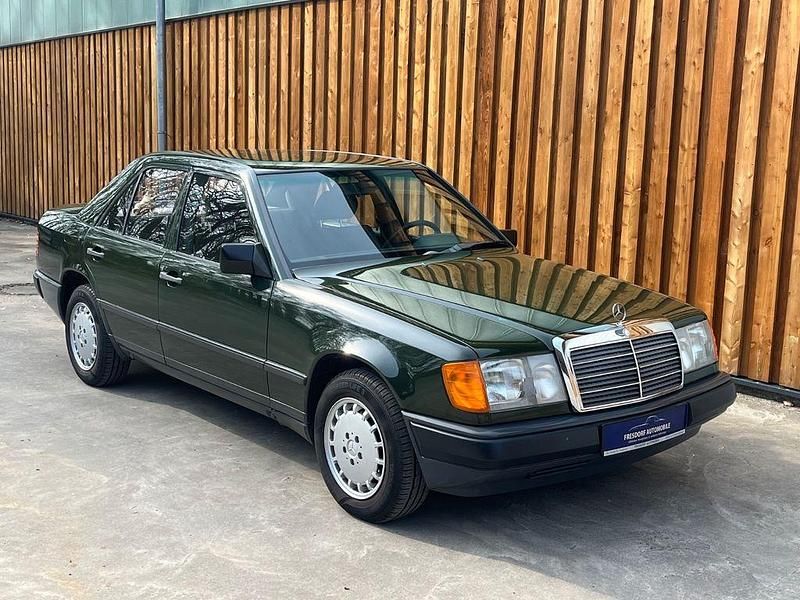 Gebraucht Mercedes E230 132 PS (97 kW) 1986 Grün Limousine