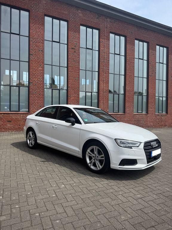Weiß Gebraucht 2020 Audi A3 Ambiente Limousine | 20.400 € (Guter Preis) - Bild 1/4