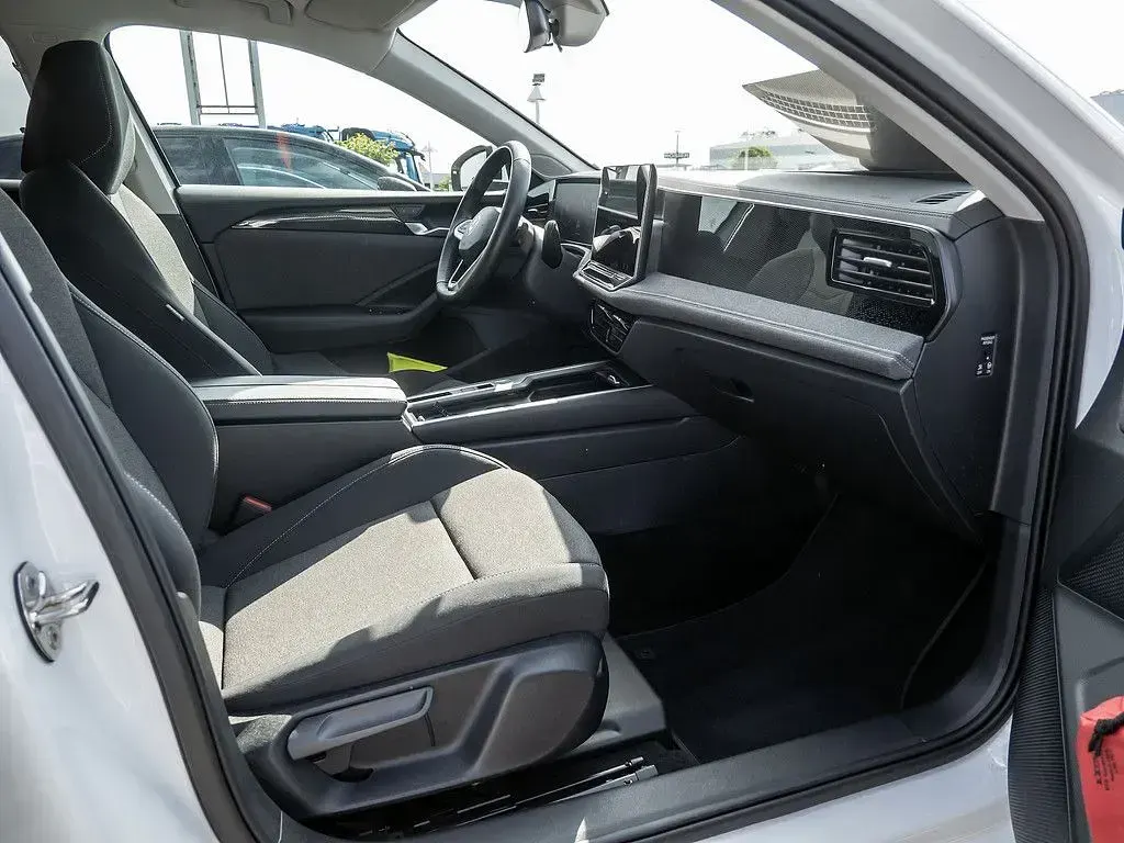 Gebraucht VW Passat Basis 150 PS (110 kW) 2024 Weiss / pure white Kombi