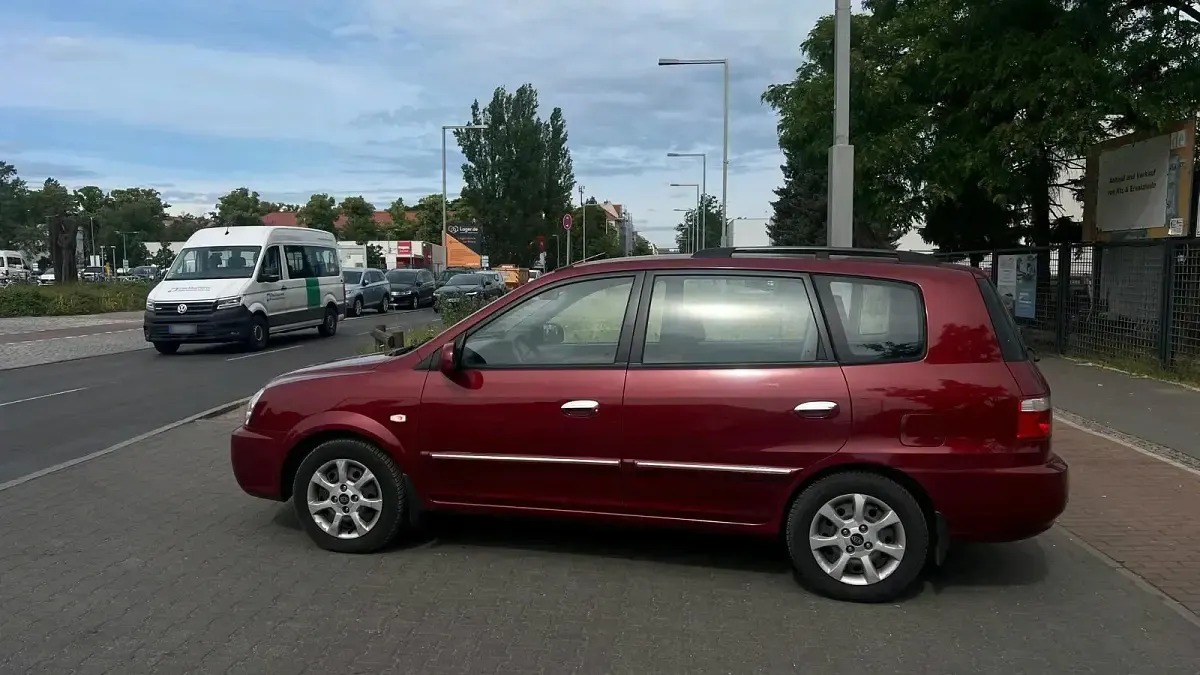 Gebraucht Kia Carens 140 PS (102 kW) 2004 Rot Van / Kleinbus