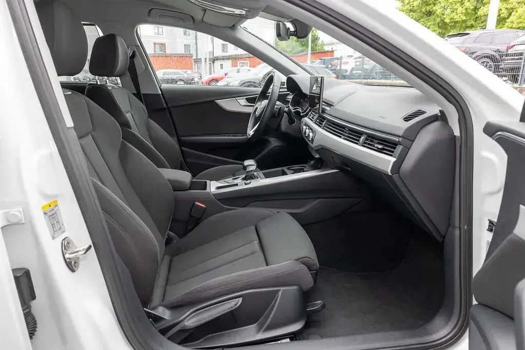 Gebraucht Audi A4 Ambiente 204 PS (150 kW) 2023 Gletscherweiß metallic Kombi