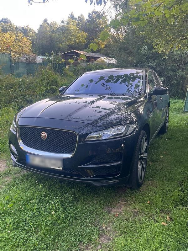 Schwarz Gebraucht 2016 Jaguar F-Pace SUV | 26.000 € - Bild 1/4