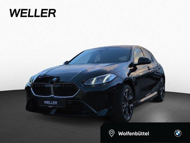 Black sapphire (schwarz) Neu 2025 BMW 120 Comfort Edition Kleinwagen | 37.790 € (Fairer Preis) - Bild 1/4