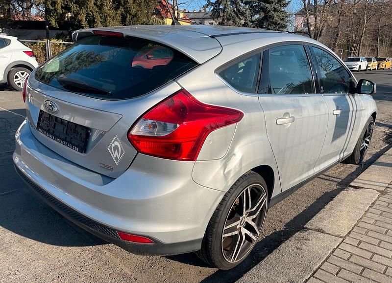 Usado Ford Focus S 125 CV (91 kW) 2012 Gris Berlina