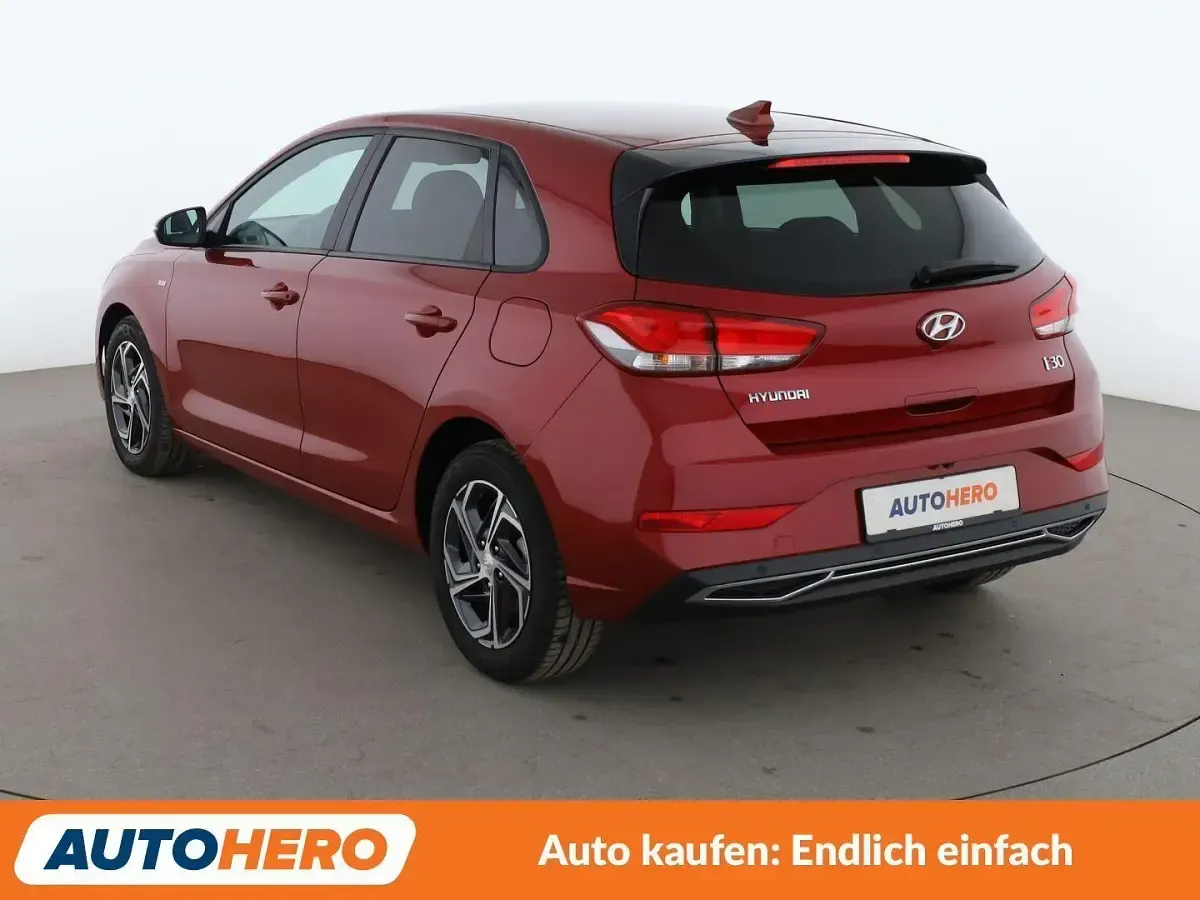 Gebraucht Hyundai i30 Intro Edition 120 PS (88 kW) 2021 Rot Limousine