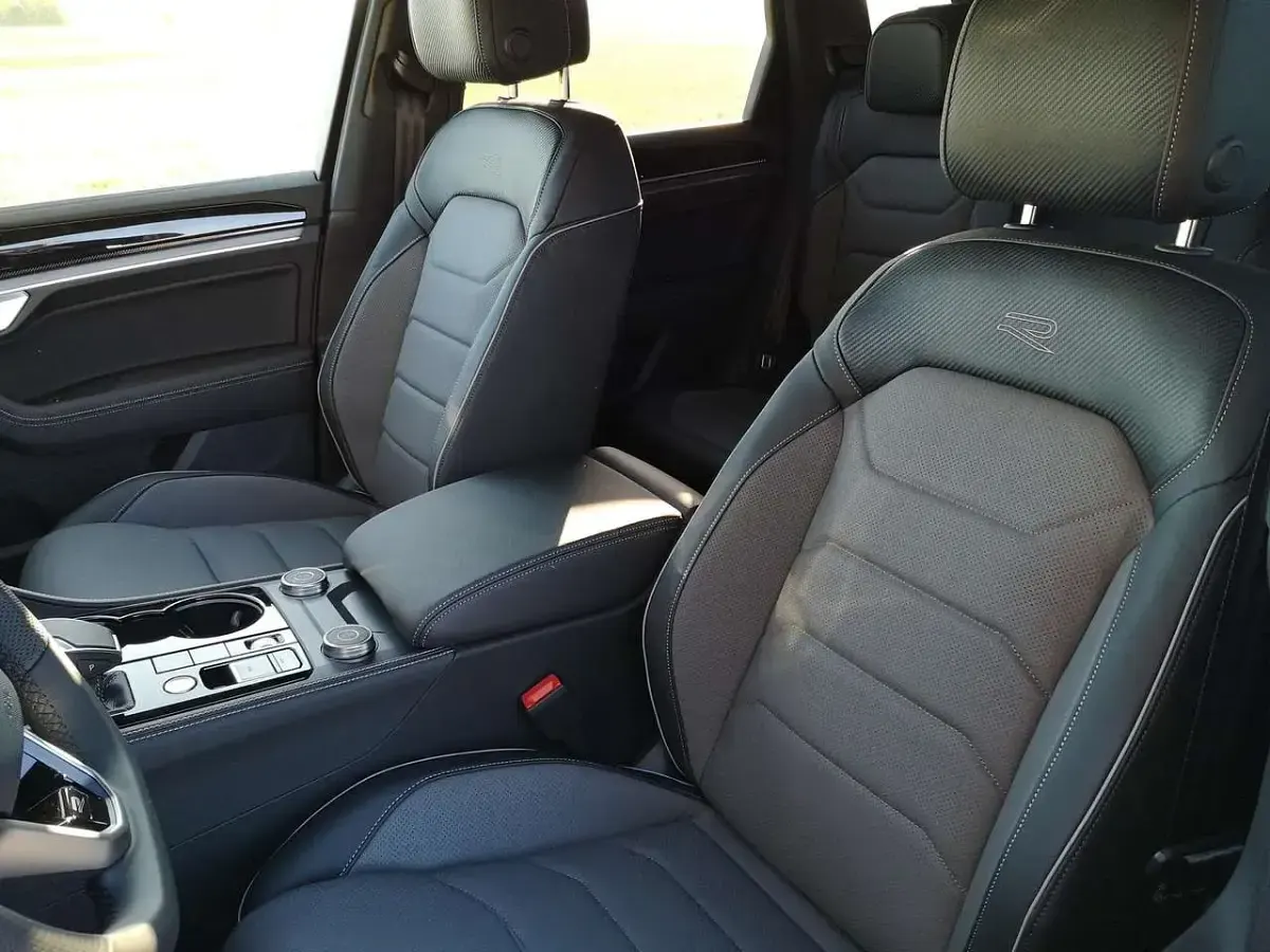 Neu VW Touareg R-line 286 PS (210 kW) 2025 Siliziumgrau metallic SUV
