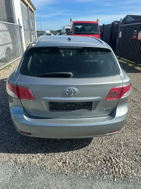 Gebraucht Toyota Avensis 147 PS (108 kW) 2010 Silber Limousine