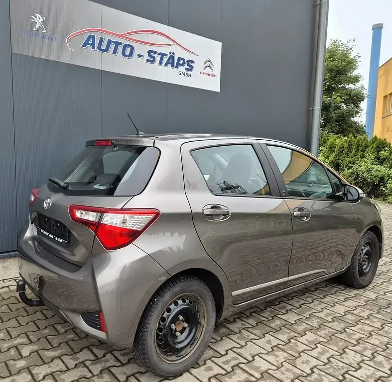 Gebraucht Toyota Yaris Team 111 PS (81 kW) 2018 Grau Limousine
