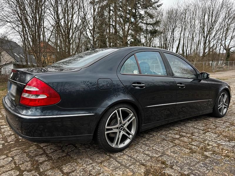 Second-hand Mercedes E500 306 CP (225 kW) 2003 Berlinǎ