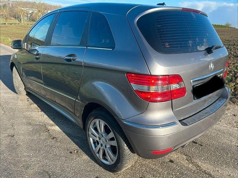 Gebraucht Mercedes B180 109 PS (80 kW) 2011 Grau Van / Kleinbus