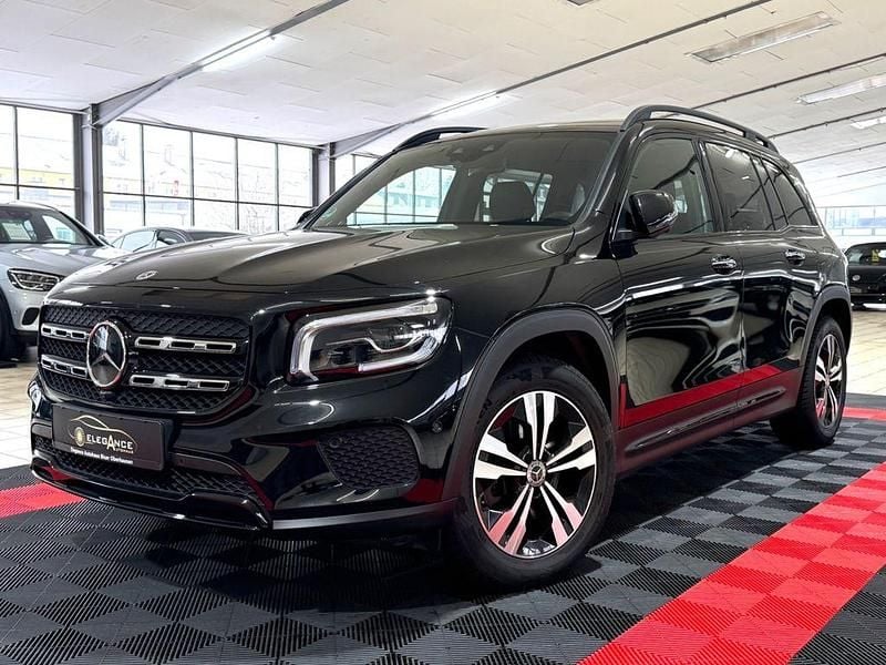 Kosmosschwarz metalliclack Gebraucht 2021 Mercedes 220 Night Limousine | 34.999 € (Etwas zu teuer) - Bild 1/4