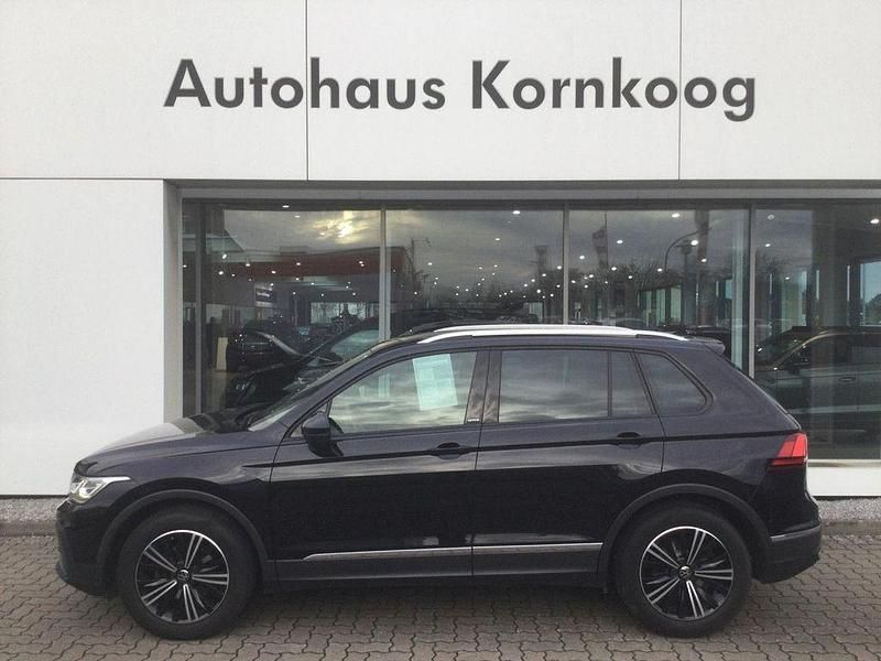 Deep black (metallic) Gebraucht 2021 VW Tiguan Active SUV | 25.990 € (Teuer) - Bild 1/4