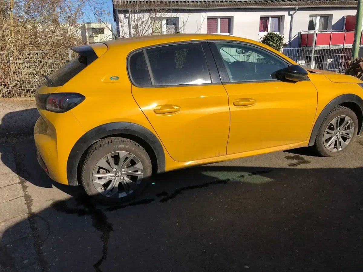 Gebraucht Peugeot e-208 Allure 100 kW (136 PS) 2023 Gelb Kleinwagen