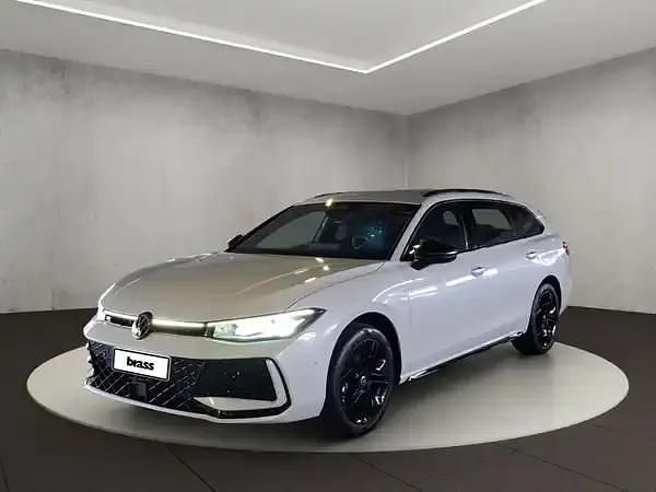 Oryxweiß perlmutteffekt Neu 2025 VW Passat R-line Kombi | 53.090 € (Etwas zu teuer) - Bild 1/4