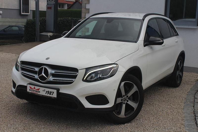 Polarweiss Gebraucht 2018 Mercedes GLC250 SUV | 26.900 € (Fairer Preis) - Bild 1/4
