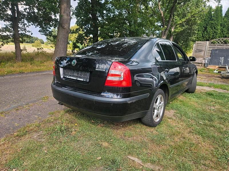 Schwarz Gebraucht 2004 Skoda Octavia Limousine | 1.450 € (Fairer Preis) - Bild 1/4