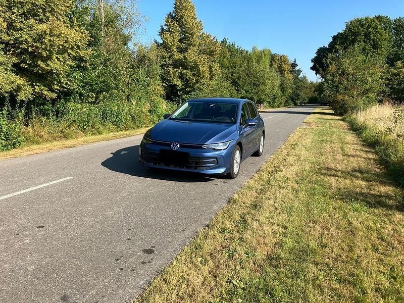 Blau Gebraucht 2024 VW Golf VIII Limousine | 24.900 € (Guter Preis) - Bild 1/4