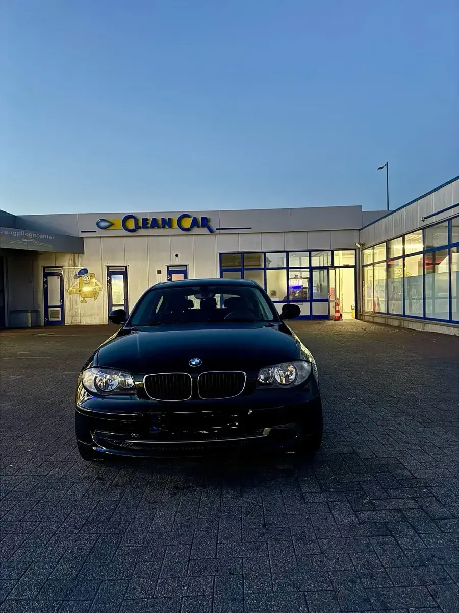 Gebraucht BMW 116 122 PS (89 kW) 2010 Schwarz Kleinwagen