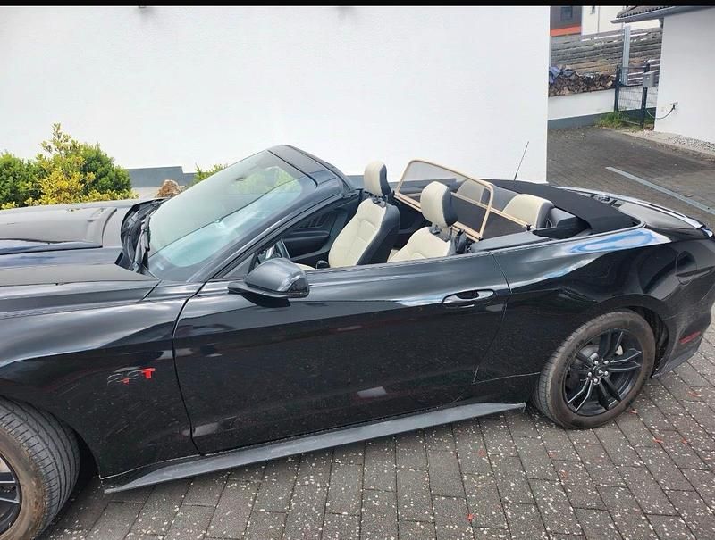 Second-hand Ford Mustang 314 CP (230 kW) 2017 Negru Cabrio