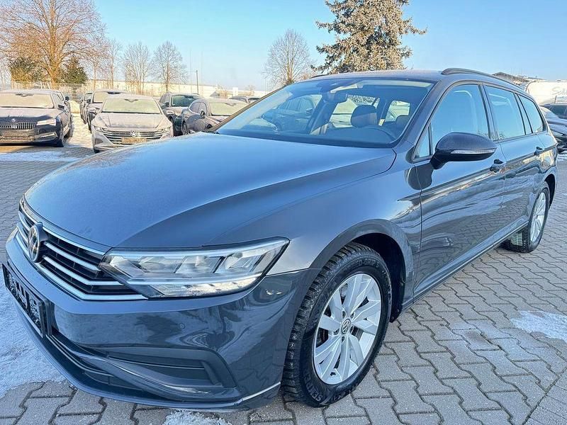 Grau Gebraucht 2020 VW Passat Basis Limousine | 15.990 € (Superpreis) - Bild 1/4