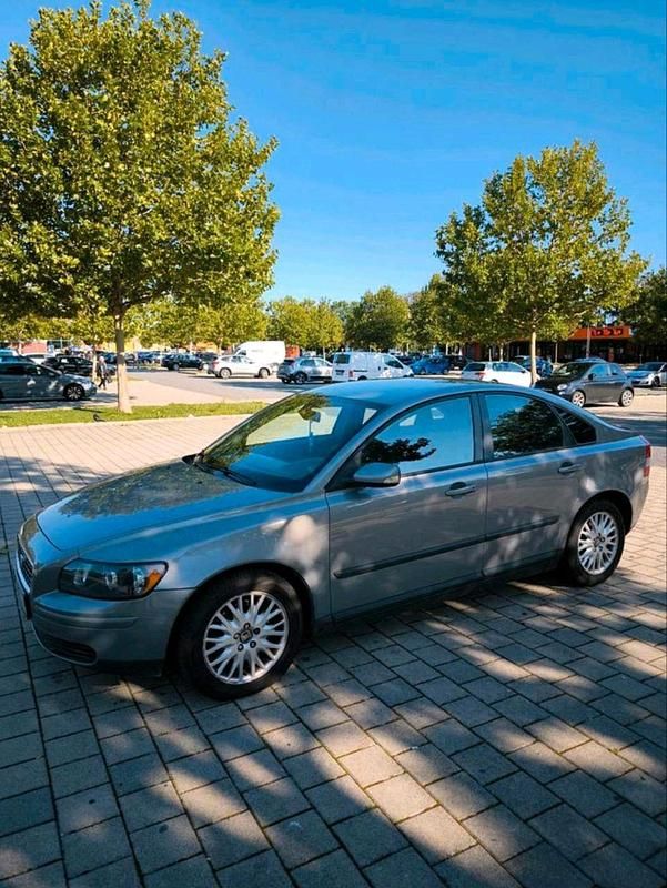 Grau Gebraucht 2004 Volvo S40 Limousine | 2.800 € (Fairer Preis) - Bild 1/4