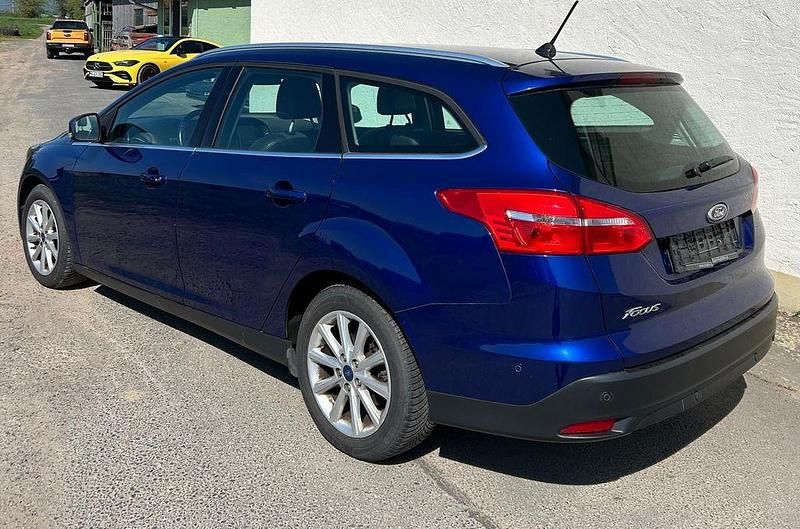 Używany Ford Focus Titanium 120 KM (88 kW) 2017 Niebieski Sedan/Limuzyna