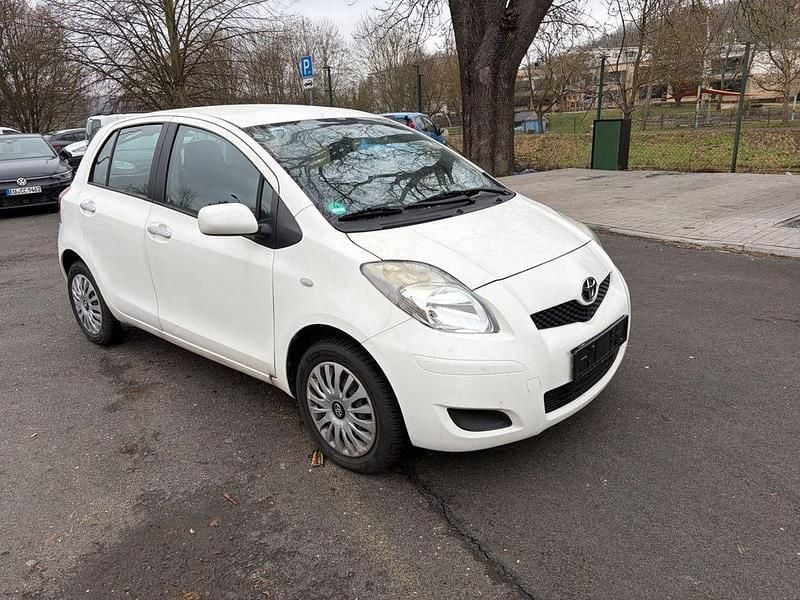 Gebraucht Toyota Yaris Cool 69 PS (50 kW) 2011 Weiß Kleinwagen