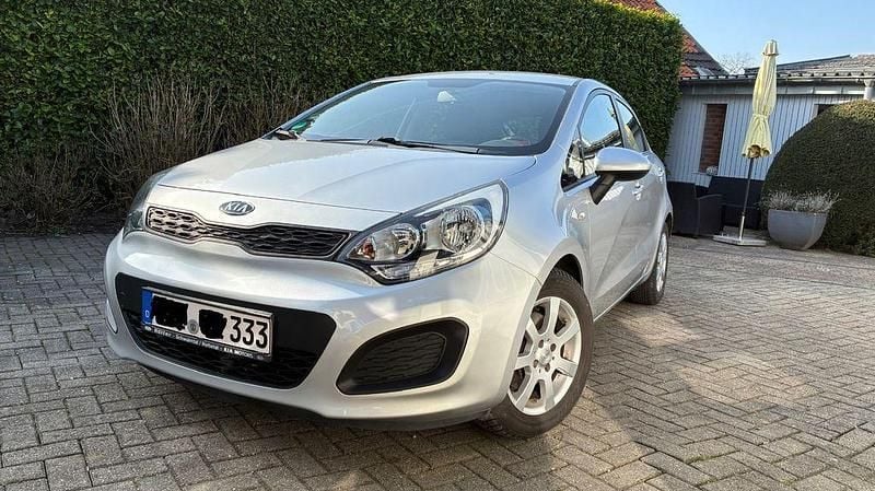 Gebraucht Kia Rio Edition 7 109 PS (80 kW) 2011 Grau Limousine
