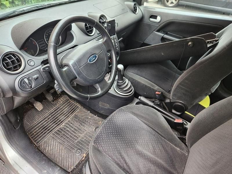 Grau Gebraucht 2004 Ford Fiesta Ghia Kleinwagen | 850 € (Guter Preis) - Bild 1/4