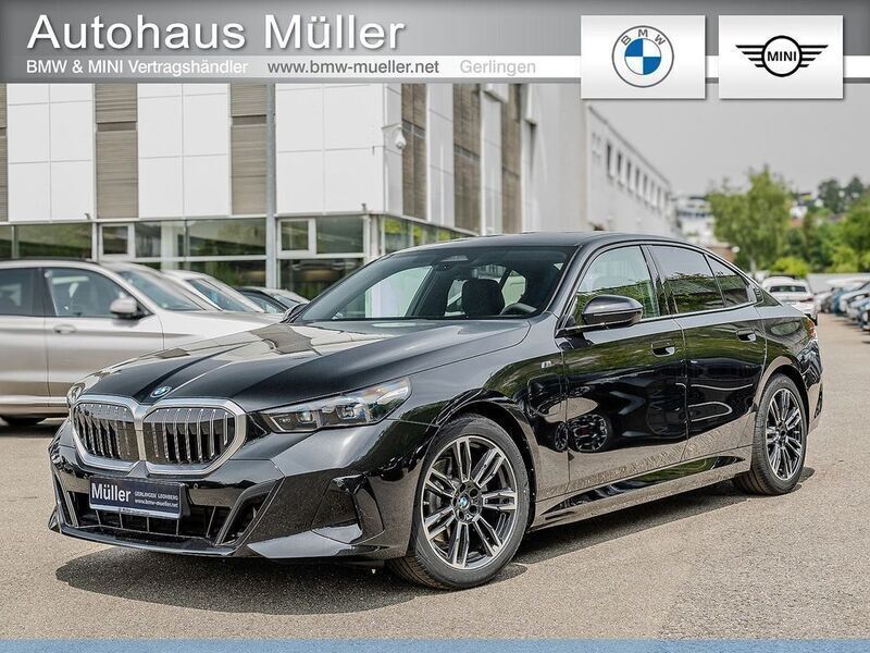 Saphirschwarz metallic Neu 2025 BMW 530e M Sport Limousine | 61.490 € (Teuer) - Bild 1/4