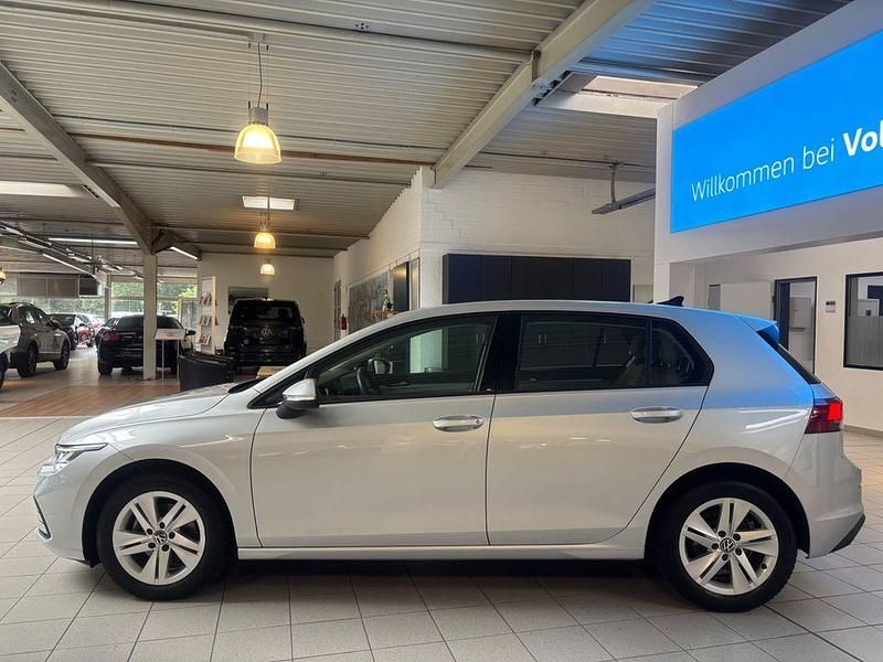 Gebraucht VW Golf VIII Life 131 PS (96 kW) 2022 Silber Limousine